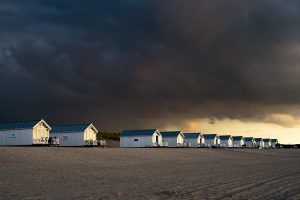HaagseStrandhuisjes donkere lucht na zomerse dag